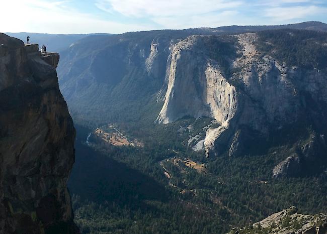 Im Yosemite Nationalpark in den USA ist ein Paar von dem Aussichtspunkt Taft Point in den Tod gestürzt.