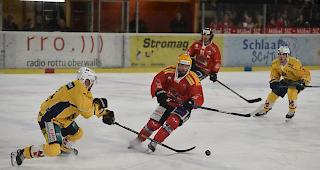 Langenthal-Verteidiger Hans Pienitz (links) gegen Visp-Topskorer Dan Kissel.