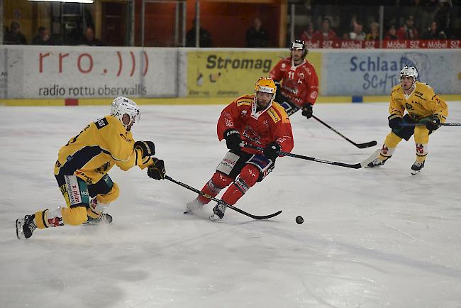 Langenthal-Verteidiger Hans Pienitz (links) gegen Visp-Topskorer Dan Kissel.