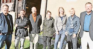 Die Verantwortlichen. Michael Schnyder, CEO Schnyder Werbung, Pascal Abgottspon, verantwortlicher Architekt, Martin Brauen, Kurator,  Dominique Weissen Abgottspon, Gesch&auml;ftsf&uuml;hrerin Landschaftspark Binntal, Monika Holzegger, VR-Pr&auml;sidentin Obergoms Tourismus, Isabelle Frei, Leiterin ritzy* Weiterbildung, Reinhard Ritz, Vorstand Besucherzentrum Niederwald.Foto WB