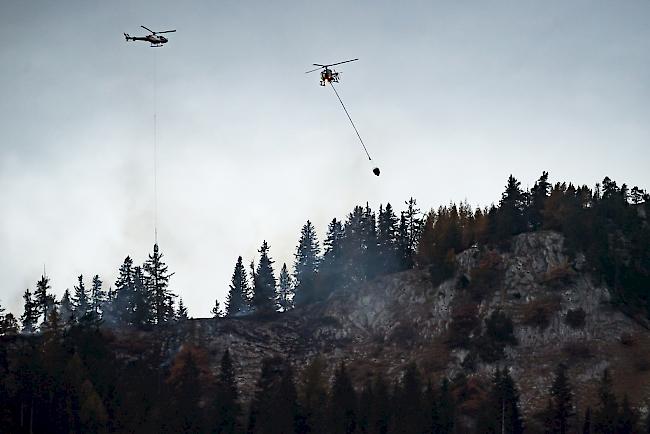 Am Freitag standen Helikopter zur Brandbekämpfung im Einsatz.