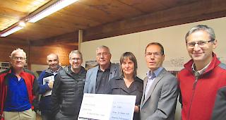 Die Vorstandsmitglieder des Oberwalliser Heimatschutzes mit Preisstifter und Preistr&auml;gern (v.l.): Beat Locher, Thomas Schalbetter, Thomas Gloor, Beat Jost, Michela Caldana Mathieu, Basil Zuber und Ulrich Weger.