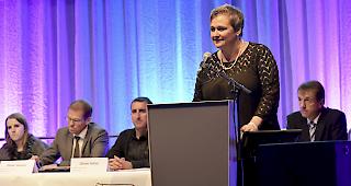 Stolz. ZMLP-Pr&auml;sidentin Maryl&egrave;ne Volpi Fournier an der DV in Leukerbad: Stolz, dass der Walliser Staatsrat in corpore den Weg an die DV fand.