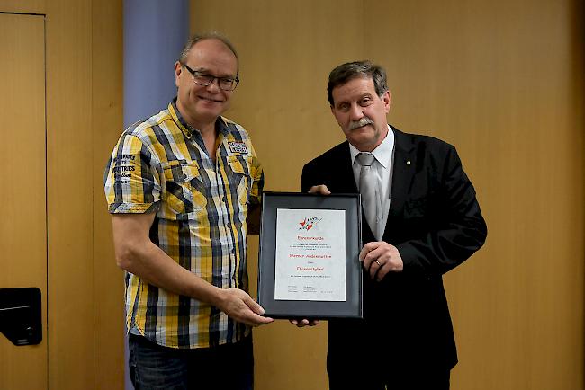 Werner Andenmatten (links) erhielt für seine langjährige Arbeit im Vorstand die Ehrenmitgliedschaft. Rechts: Martin Henzen, Präsident der Walliser Jugendmusiken.