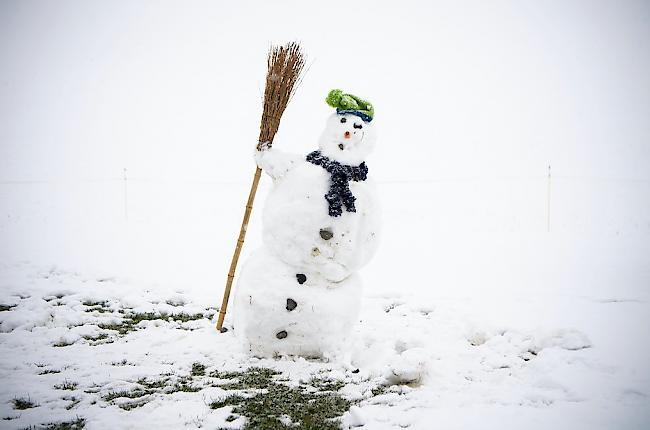 Ein Schneemann, gebaut in der Nähe von Adelboden.