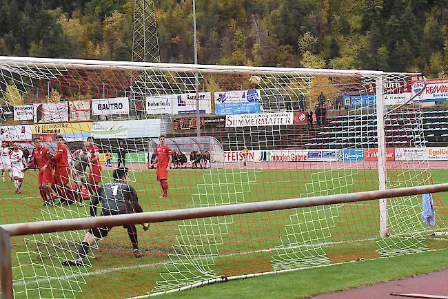 Latte statt Tor: Die Partie zwischen dem FC Naters Oberwallis und dem FC Thun U21 wär hart umkämpft.