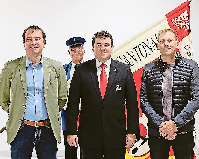 Frisch gewählt. Hervé Roh (links) und Bruno Imseng wurden neu in den Vorstand des KMVW
gewählt. In der Mitte Präsident Christian Bohnet.Foto wb