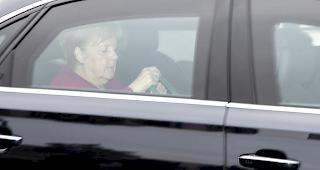 Nachdem die CDU in Hessen zweistellige Verluste eingefahren hat, will Merkel auf den CDU-Vorsitz verzichten. 