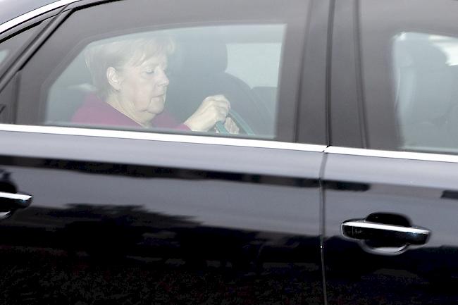 Nachdem die CDU in Hessen zweistellige Verluste eingefahren hat, will Merkel auf den CDU-Vorsitz verzichten.