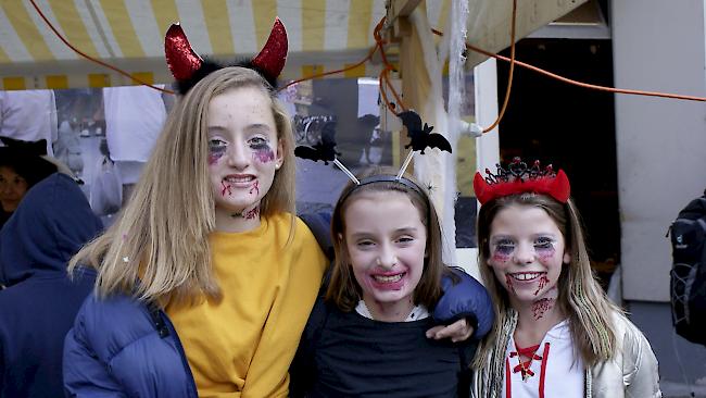 Sarah Lynn Brantschen (12), Yael Brantschen (10) und Angela Heinzmann (11), Visperterminen.