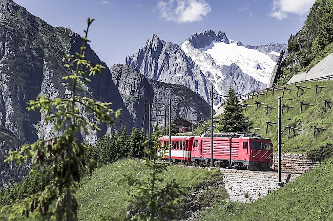 MGBahn und SBB unterzeichnen Vertrag zur Erneuerung von neun Lokomotiven. 