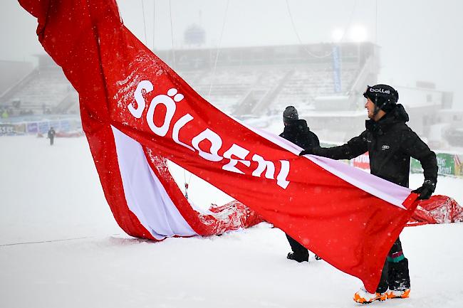 Wegen schlechten Wetters und zu viel Neuschnees musste der Riesenslalom in Sölden abgesagt werden.