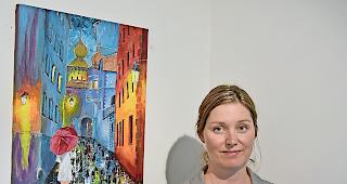 Harmonisch. Bettina Previdoli mit einem ihrer Gem&auml;lde: &laquo;Es muss harmonisch sein.&raquo;Foto wb