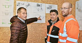Nach Plan. Von links: Bauf&uuml;hrer Renato Schmid, Kantonsingenieur Christoph Grand und Polier Philipp Zenh&auml;usern vor Skizzen.