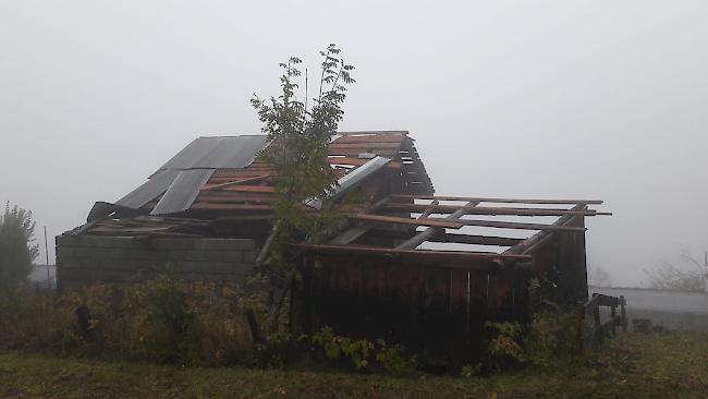 Kleinere Schäden. In der Region um Mund vermochte der starke Wind Dächer von zwei Häusern abzureissen.