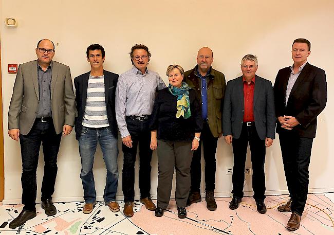 Von links: Bezirkspräsident Jean-Claude Zeiter mit den Kandidaten für den Verfassungsrat der CSP Bezirk Leuk: Raban Karlen, Thomas Matter, Zita Burgener, Bernhard Burkard, und Rafael Locher sowie der Präsident der CSP Ortspartei Salgesch, Valentin Cina.
