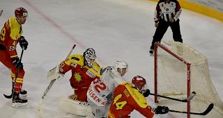 Siders' Dozin und Goalie Giovanini hielten den Gegner lange in Schach.