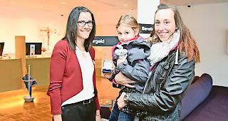 Kundenberaterin Virginia Werlen (links) mit Maria und Jessica Eyer.