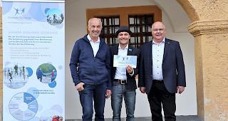 Zufriedene Gesichter. Paul Burgener, zust&auml;ndiger Gemeinderat f&uuml;r das Label Gesunde Gemeinde; Florian Walther, Leitung Label Gesunde Gemeinde bei Gesundheitsf&ouml;rderung Wallis; Niklaus Furger, Gemeindepr&auml;sident (v.l.).