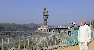 Umstrittenes Denkmal. 182 Meter misst die Statue des indischen Freiheitshelden Sardar Patel - es ist die gr&ouml;&szlig;te Statue der Welt. Wegen der immensen Kosten f&uuml;r das arme Land wohl auch die umstrittenste.