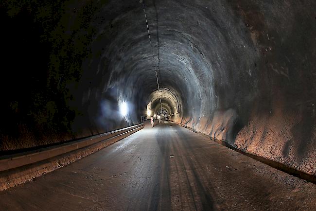 Lötschberg-Basistunnel. Der Bundesrat sieht in der Botschaft zum Bahn-Ausbauschritt 2035 nun auch den Ausbau der bahntechnischen Ausrüstung des im Rohbau ausgebrochenen Abschnitts der zweiten Röhre vor.