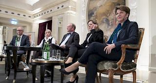 Aufw&auml;rmrunde. Peter Hegglin, Elisabeth Schneider-Schneiter, Moderator Claude Longchamp, Heidi Z'graggen und Viola Amherd (von links). 