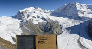 Als Waffenprotest montierte der Z&uuml;rcher K&uuml;nstler Roland Roos die Gedenktafel von der Dunantspitze ab. Die Gemeinde Zermatt hat ihn daraufhin angezeigt (Archivbild). 
