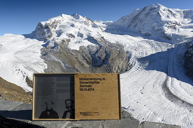 Als Waffenprotest montierte der Zürcher Künstler Roland Roos die Gedenktafel von der Dunantspitze ab. Die Gemeinde Zermatt hat ihn daraufhin angezeigt (Archivbild).