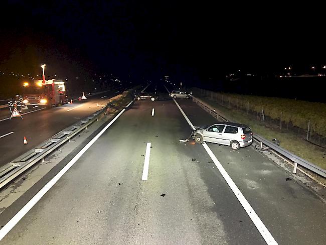 Bei einem Verkehrsunfall auf der Autobahn A9 bei Chamoson ist am Donnerstagabend ein 54-jähriger Mann tödlich verletzt worden.