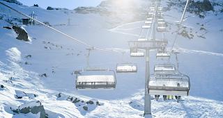 Schneesportbegeisterte k&ouml;nnen sich am Wochenende in Saas-Fee austoben. (Archiv)