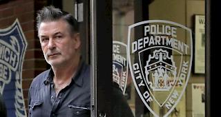 Ausraster.&nbsp;Der US-Schauspieler Alec Baldwin verl&auml;sst am Freitagnachmittag den Polizeiposten in Manhattan, nachdem er wegen K&ouml;rperverletzung festgenommen worden war.