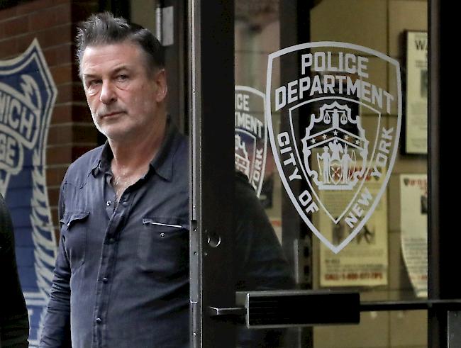 Ausraster. Der US-Schauspieler Alec Baldwin verlässt am Freitagnachmittag den Polizeiposten in Manhattan, nachdem er wegen Körperverletzung festgenommen worden war.