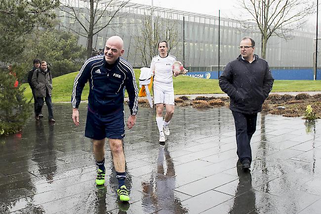 Rückendeckung. FIFA-Präsident Gianni Infantino (vorne links), gefolgt von Oberstaatsanwalt Rinaldo Arnold (im weissen Dress).