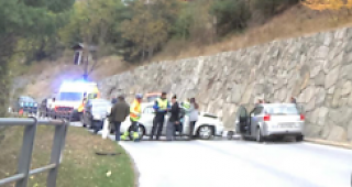 Wegen eines Verkehrsunfalls ist die Strasse Visp-Stalden am Sonntagnachmittag gesperrt worden.