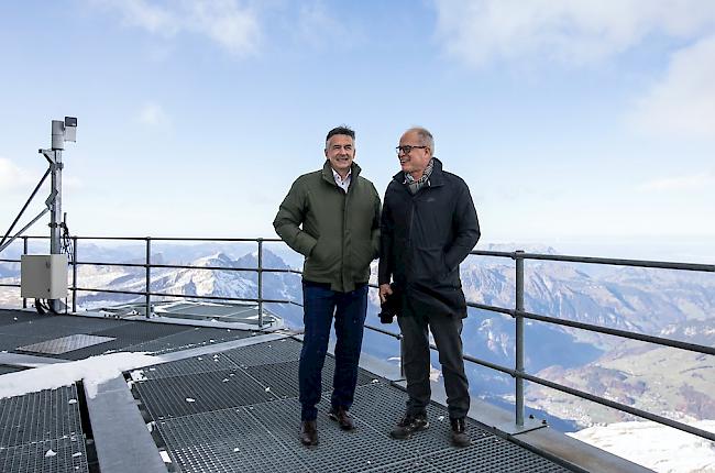 Hans Wicki (links), Verwaltungsratspraesident Titlis Bergbahnen, und Architekt Pierre de Meuron stehen auf dem Richtstrahlturm auf dem Titlis.