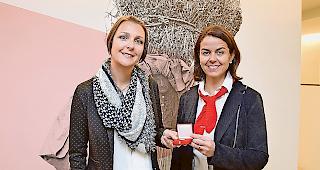 Gewinnerin Nadine Berchtold (l.) mit Kundenberaterin Marion Gottsponer.