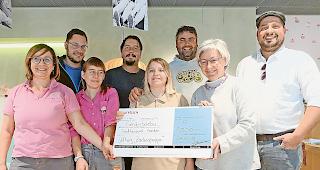 Spendable &laquo;Genderb&uuml;ebu&raquo;. Check&uuml;bergabe an die Stiftung Zuckerpuppa. Von links: Sarah  Imboden Reinke, Marco Gurten, Monika Winter, Kilian Schnydrig, Muriel Reinke, Raban Pfammatter, Elisabeth Winter-Jossen, Simon Schnydrig.Foto WB