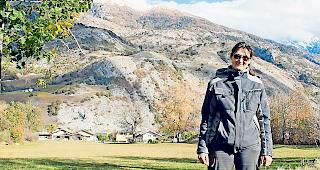 Gesch&auml;digte. Monica Duran vor ihrer Kleinviehweide, an die talabw&auml;rts einige Wohnh&auml;user grenzen.