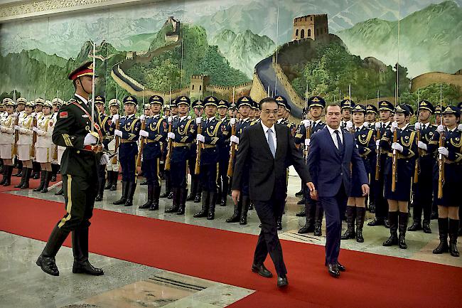 Austausch. Russlands Ministerpräsident Dmitri Medwedew und sein chinesischer Amtskollege Li Keqiang wollen die wirtschaftliche Zusammenarbeit beider Länder forcieren.
