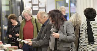 Entdecken. Hunderte von B&uuml;cher warten bei BergBuchBrig '18 auf Interessierte.