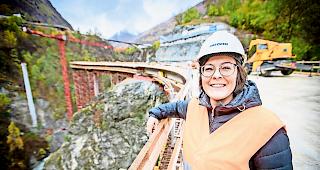 Arbeiter mit Respekt behandeln. Die Baumeisterin Sandra Imboden auf einer ihrer imposanten Baustellen &ndash; der Chinegga-Br&uuml;cke in Stalden.Foto wb/andrea soltermann