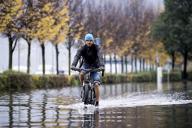 Rasant. Am Lago Maggiore ist der Wasserstand laut einer Mitteilung von MeteoSchweiz innerhalb von elf Tagen um drei Meter hochgeschnellt.