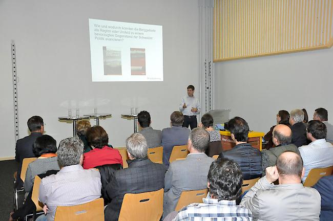Kenner. Gilles Rudaz, Forscher an der Uni Genf, stellte in Eggerberg sein Buch «Die schweizerischen Berggebiete in der Politik» vor.