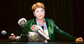 Altar der Macht. Will man in den Bundesrat, muss man hierauf viel Zeit und Nerven opfern &ndash; Viola Amherd bei der gestrigen Medienkonferenz in Brig.