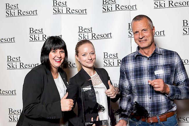 Freuen sich über Platz 2 im Gesamtranking der Studie BEST SKI RESORT 2018 (von links): Janine Imesch (Leiterin Marketing Zermatt Tourismus), Sandra Stockinger (Leiterin Marketing Zermatt Tourismus) und Markus Hasler (CEO Zermatt Bergbahnen AG).