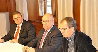 Gemeindepr&auml;sident Niklaus Furger (Mitte), Finanzverwalter Aldo Karlen (links) und Gemeindeschreiber Thomas Anthamatten k&ouml;nnen der Urversammlung ein solides Budget 2019 pr&auml;sentieren.