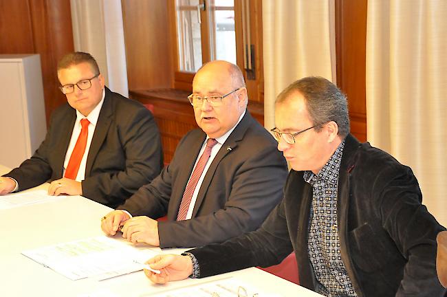 Gemeindepräsident Niklaus Furger (Mitte), Finanzverwalter Aldo Karlen (links) und Gemeindeschreiber Thomas Anthamatten können der Urversammlung ein solides Budget 2019 präsentieren.