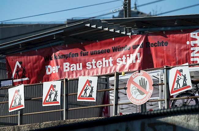 Nach den Protesttagen der Bauarbeiter schienen die Baumeister verstanden zu haben, dass sie mit ihren "radikalen Abbauforderungen" nicht durchkommen werden, schreibt die Gewerkschaft Unia in einer Mitteilung.