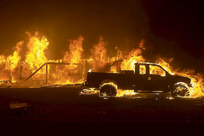 Flammeninferno. Bei den verheerenden Waldbränden in Kalifornien haben Rettungskräfte bisher 25 Todesopfer geborgen.