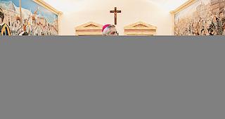 Beeindruckt. Bischof Jean-Marie Lovey, der die &laquo;Sala Guardia&raquo; einsegnete, zeigte sich begeistert von den Gem&auml;lden des Rarner K&uuml;nstlers Martin Jordan.